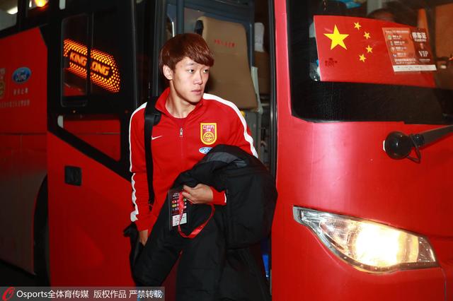 随后，他又对叶辰说道：游艇的钥匙以及相关证件都在礼盒中，不过游艇现在停在金陵游艇协会的码头，我已经为您买下了一个专属停泊位，以后您如果想驾驶游艇出游，甚至沿长江出海，直接跟游艇协会的工作人员联系就可以。